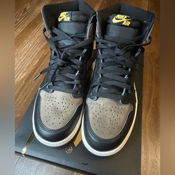 Like New AIR JORDAN 1 RETRO HIGH OG - Picture 4 of 10